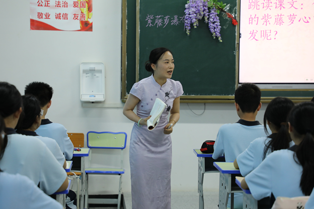 三尺讲台青春跃动，五