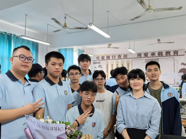 情满杏坛，笔触暖阳 