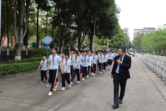 三中春正好，少年踏梦