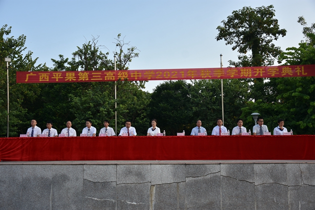 2021年北大学生拿通知书12.jpg