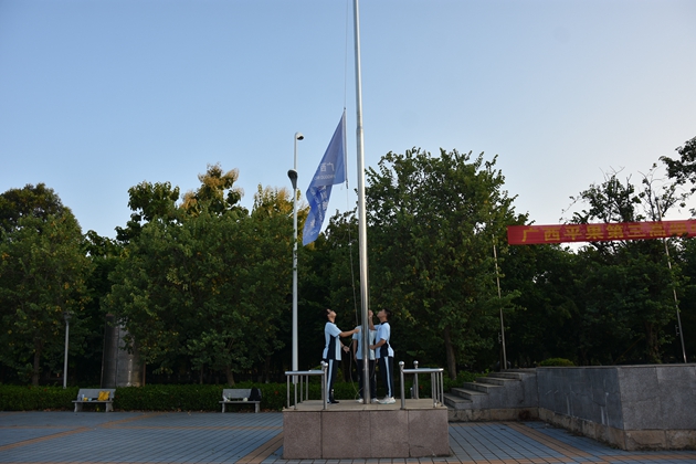 2021年北大学生拿通知书05.jpg