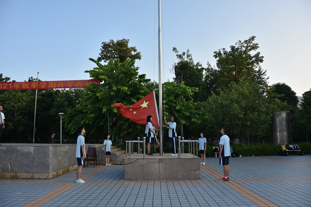 2021年北大学生拿通知书02.jpg