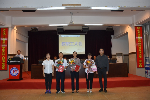 2021年北大学生拿通知书39.jpg