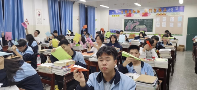 放松心情 释放情绪  九年级开学考后心理解压活动325.jpg