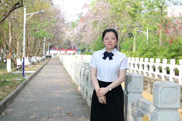 黄璐.jpg