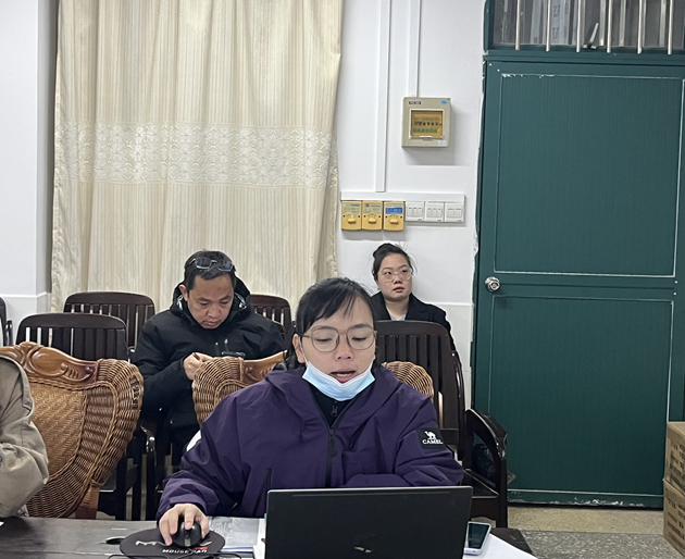 1764318102366153.jpg 年级副组长黄艳娥老师_副本.jpg