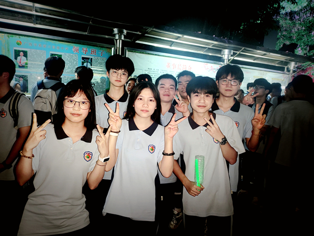 1780386587413419.jpg 高考助威部分学生合照.jpg