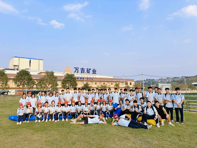 1780386615186358.jpg 2022级5班研学合照.jpg