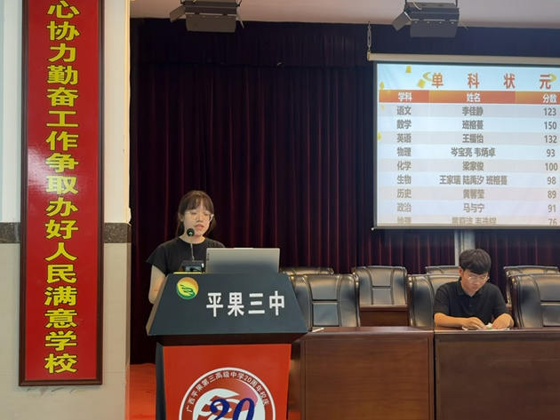 农恬老师宣读获奖名单.jpg