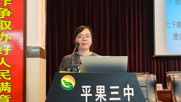 年级副组长黄艳娥老师宣布获奖名单.jpg