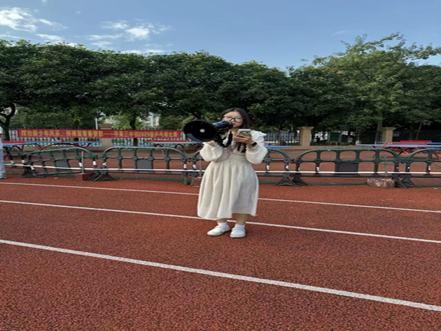 年级干事廖慧琦老师主持开幕式.jpg